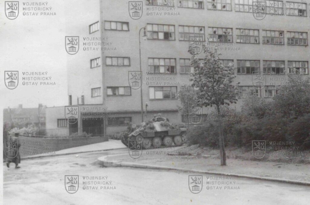 Fotografie - útočné vozy pražských povstalců
