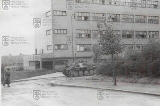 Fotografie - útočné vozy pražských povstalců