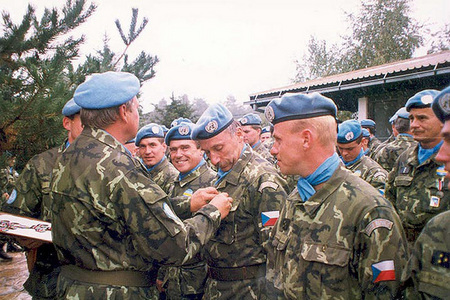 Předávání medailí OSN českým vojákům v říjnu 1994 