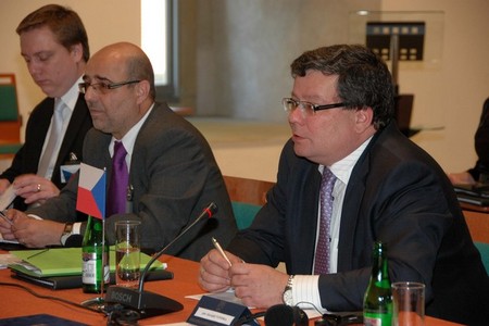 Česká delegace, vpravo ministr obrany Alexandr Vondra a Ivan Dvořák, ředitel Sekce obranné politiky a strategie