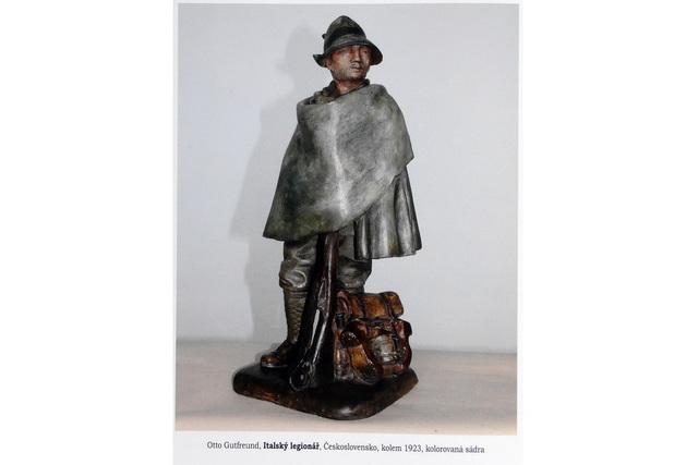 Otto Gutfreund: Italský legionář. Československo, kolem 1923, kolorovaná sádra