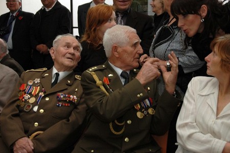 Křížem obrany státu ministra obrany ČR převzal také podplukovník Karel Šerák (vlevo)