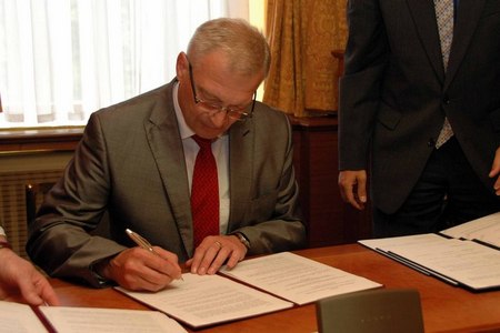 Ministr obrany při podpisu 4. doplňku kolektivní smlouvy