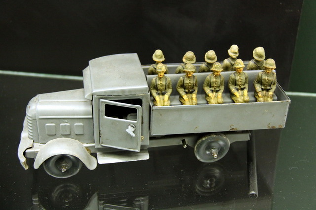 Německý automobil s figurkami vojáků, Německo, 40. léta, 