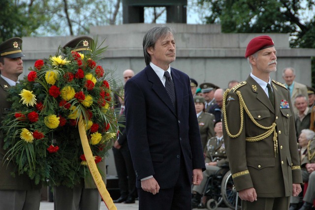 Za resort obrany se památce hrdinů poklonili ministr obrany a náčelník Generálního štábu AČR