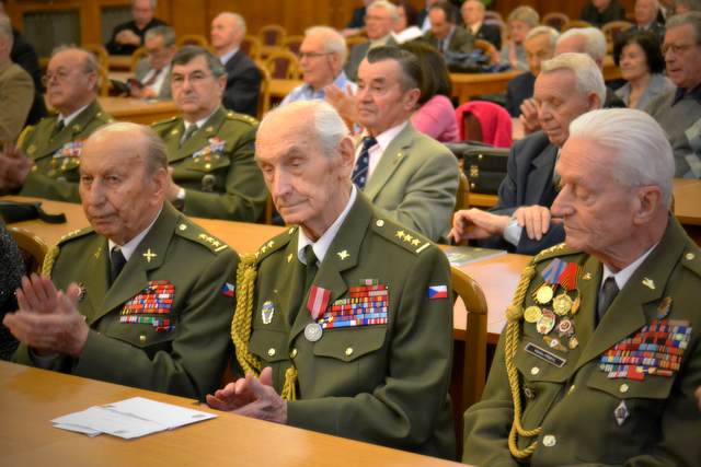  Účastníci setkání: váleční veteráni, uprostřed přímý účastník bitvy u Sokolova plukovník v.v. Antonín Bukový