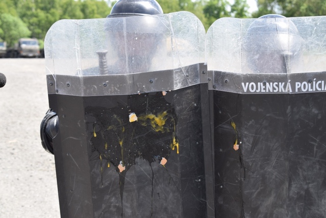  Demonstranti používali vše, co měli po ruce
