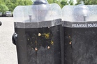  Demonstranti používali vše, co měli po ruce