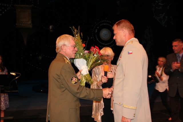  Náčelník Generálního štábu AČR gen. Bečvář se přidal na pódiu ke gratulantům.