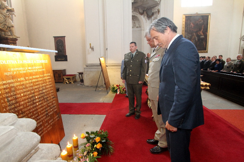 Společné položení kytic u desek s modlitbami za padlé vojáky a za mír