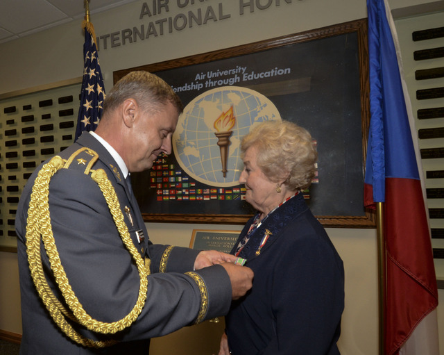 Záslužný kříž ministra obrany předal paní Evě generál Verner