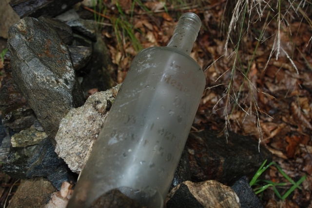 Láhev nalezená nedaleko památníku