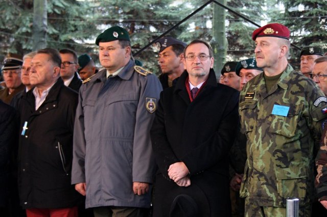 Slavnostního ceremoniálu otevření operačního velitelství V4 EU BG se zúčastnili 	velvyslanec České republiky v Polsku PhDr. Jakub Karfík a brig. gen. Ladislav Jung