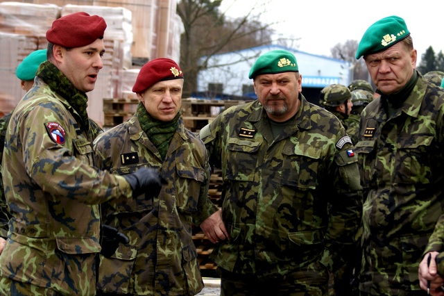 Náčelníka Generálního štábu AČR doprovázel do Chrudimi velitel Pozemních sil AČR genmjr. Ján Gurník