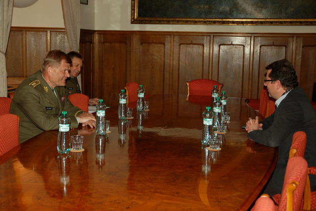 V programu náčelníka Generálního štábu AČR v Olomouci bylo setkání s primátorem statutárního města Olomouce Antonínem Staňkem.