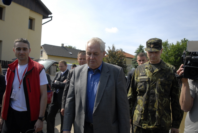 Prezident Miloš Zeman dorazil za vojáky Hradní stráže do Lahoviček. Vpravo plk. Radim Studený, velitel Hradní stráže