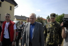 Prezident Miloš Zeman dorazil za vojáky Hradní stráže do Lahoviček. Vpravo plk. Radim Studený, velitel Hradní stráže