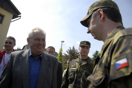 Vidím, že vojáci pomáhají lidem, a to je pro mne důležité, řekl prezident republiky