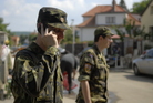 Velitel Hradní stráže plk. Radim Studený (vlevo) mezi svými vojáky v Lahovičkách 