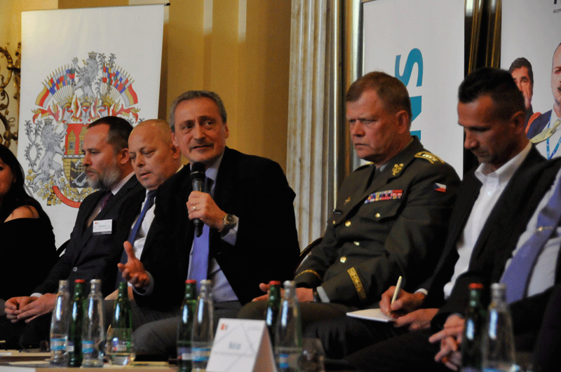 Ministr obrany i náčelník GŠ AČR odpovídali v diskusi na řadu dotazů