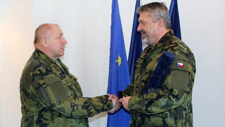 Ilustrační obrázek ke článkuGenerál Opata ocenil nejstaršího a jednoho z nejdéle sloužících záložníků 