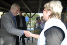 Prezident Miloš Zeman se zdraví s lidmi, jejichž domy byly zaplaveny