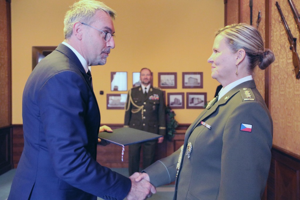Ministr obrany Lubomír Metnar gratuluje plukovnici gšt. Zuzaně Šinkorové. 