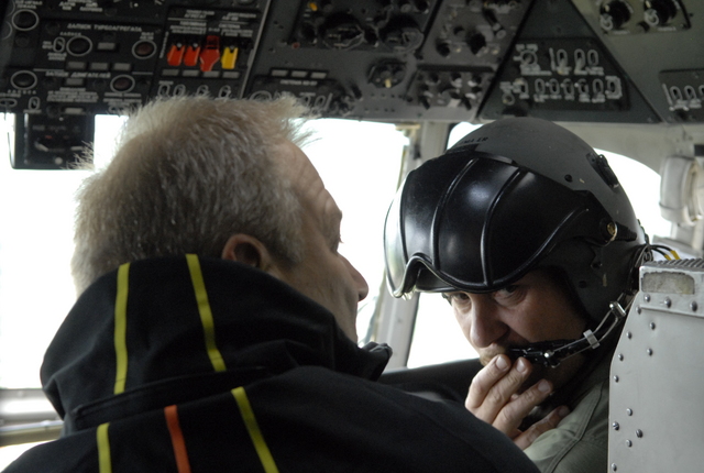 Vlastimil Picek v kabině vrtulníku Mi-17 s vojenskými piloty z 24. základny dopravního letectva Kbely
