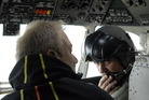 Vlastimil Picek v kabině vrtulníku Mi-17 s vojenskými piloty z 24. základny dopravního letectva Kbely