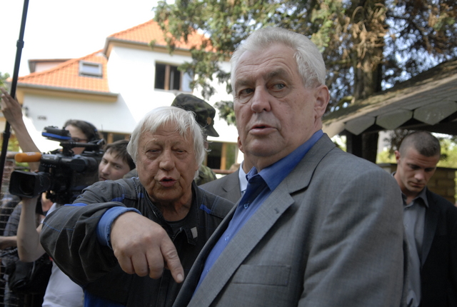 Lidé ukazují prezidentu Zemanovi své zničené domy