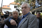 Lidé ukazují prezidentu Zemanovi své zničené domy
