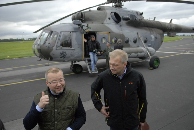 Tomáš Chalupa a Vlastimil Picek (vpravo) po příletu na leteckou základnu do Kbel