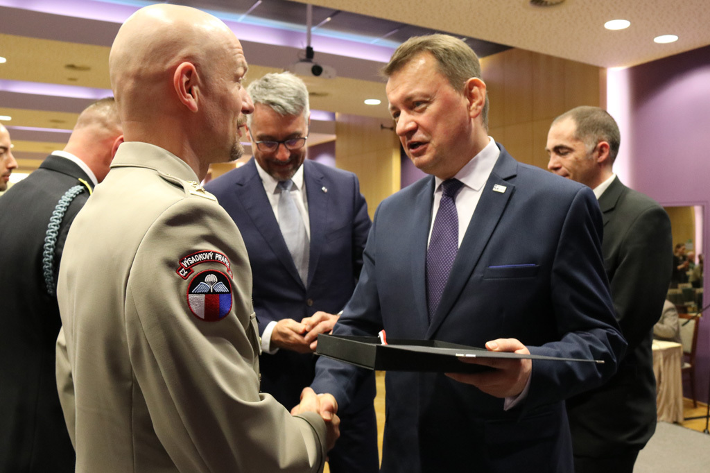 Ministr obrany Mariusz Blaszczak děkuje podplukovníku Ivo Zelinkovi, účastníkovi čtyř zahraničních misí