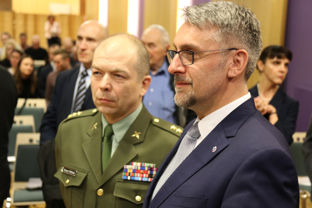 Ministr obrany Lubomír Metnar (vpravo) s moderátorem diskusního večera ředitelem odboru pro válečné veterány plukovníkem gšt. Eduardem Stehlíkem