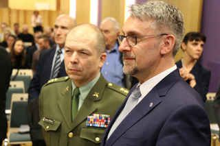 Ministr obrany Lubomír Metnar (vpravo) s moderátorem diskusního večera ředitelem odboru pro válečné veterány plukovníkem gšt. Eduardem Stehlíkem