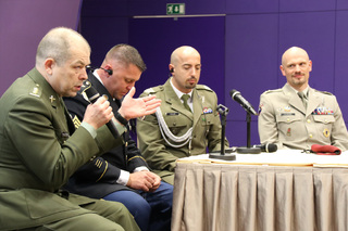 O svých zkušenostech z mise v Afghánistánu debatovali seržant Corey Speck (druhý zleva), kaprál Marcin Kulas (třetí zleva) a podplukovník Ivo Zelinka (první zprava). Moderátorem diskuse byl plukovník gšt. Eduard Stehlík (první zleva)