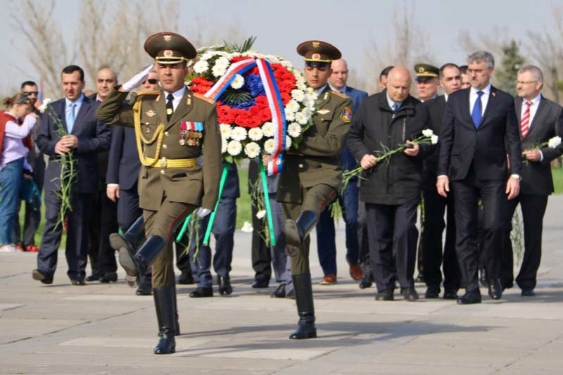 Ministr obrany uctil památku obětí arménské genocidy