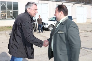 Ministr obrany Lubomír Metnar se vítá s ředitelem VLS Petrem Králem