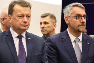 Promítání se zúčastnili ministři obrany Polska a České republiky Mariusz Blaszczak a Lubomír Metnar (vpravo)