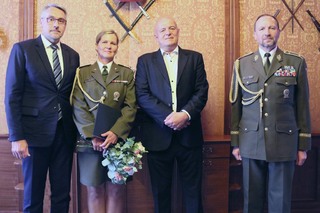 Společná fotografie: zleva ministr obrany Lubomír Metnar, plukovnice gšt. Zuzana Šinkorová, Jiří Šinkora a brigádní generál Bohuslav Přikryl, rektor - velitel Univerzity obrany