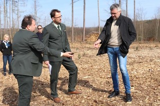 Ministr obrany Lubomír Metnar si vyzkoušel vlhkost půdy
