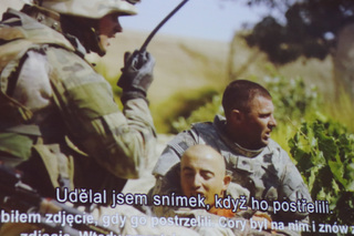 V dokumentu je použita fotka z okamžiku, kdy byl Marcin Kulas při plnění úkolu zasažen Tálibánci. Život mu zachránil právě Corey Speck.