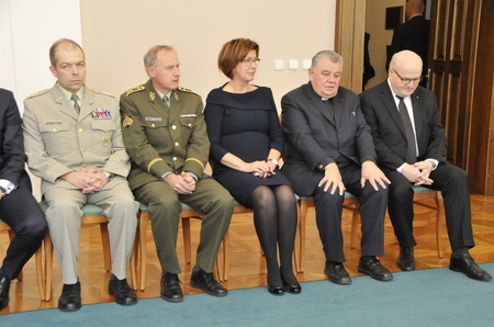 Doprovod ministra obrany tvořila náměstkyně Alena Netolická, ředitel odboru pro válečné veterány plukovní Eduard Stehlík a zástupce NGŠ generálmajor Jaroslav Kocián