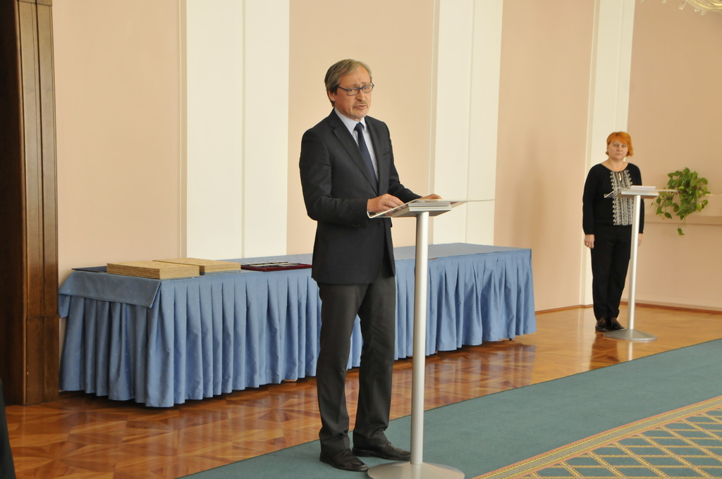 Ministr obrany Martin Stropnický při projevu, v němž konstatoval, že ministerstvo obrany eviduje celkem 4833 žádostí