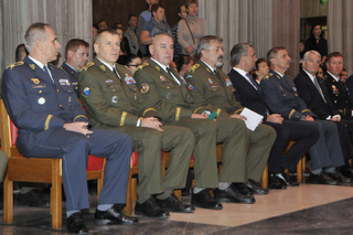 Velitel Vzdušných sil AČR generálmajor Petr Hromek, zástupce náčelníka Generálního štábu brigádní generál Miroslav Hlaváč, velitel Pozemních sil AČR generálmajor Josef Kopecký, náčelník Generálního štábu AČR armádní generál Aleš Opata, ministr obrany Lubomír Metnar, ředitel Společného operačního centra MO generálmajor Jiří Verner, velvyslanec USA v Praze J. E. Stephen B. King a další.
