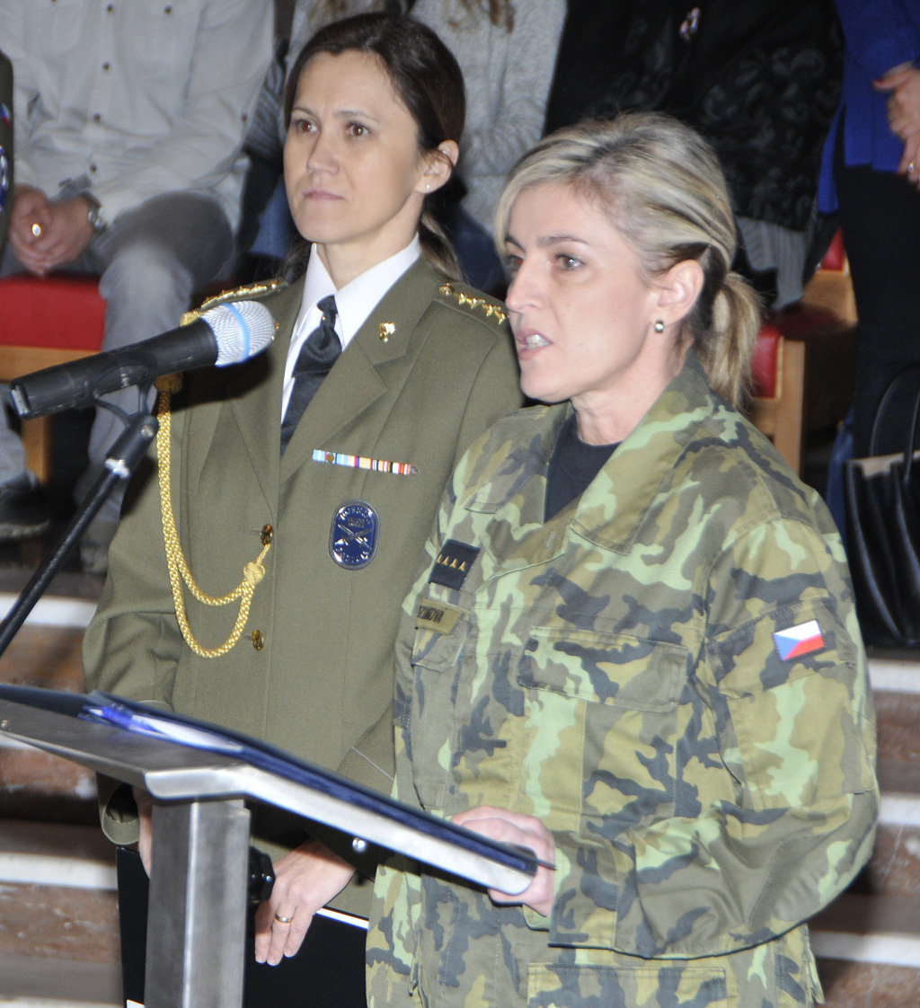 Kapitánka Michaela Dziaková předčítá slib absolventů Odborného základního kurzu Vojenské policie