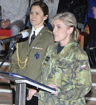 Kapitánka Michaela Dziaková předčítá slib absolventů Odborného základního kurzu Vojenské policie