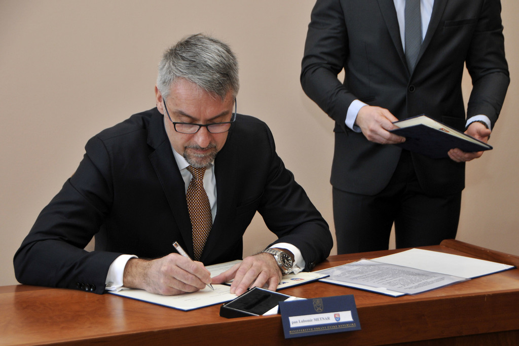 Ministr obrany při podpisu memoranda