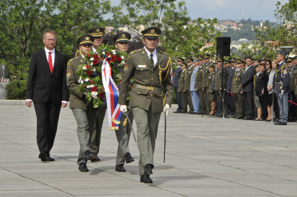 Náměstek ministra obrany Daniel Koštoval a armádní generál Josef Bečvář s věncem, který uložili u hrobu neznámého vojína