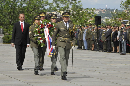 Náměstek ministra obrany Daniel Koštoval a armádní generál Josef Bečvář s věncem, který uložili u hrobu neznámého vojína